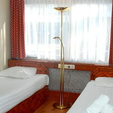 Budget Hostel Bargain Toko-3